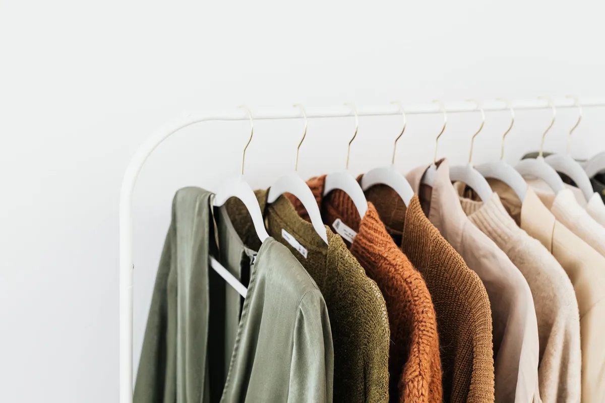 Illustration de l'article « Garde-robe capsule : 30 pièces suffisent »